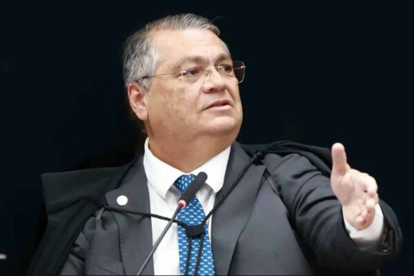 Flávio Dino mantém prisão de Deolane Bezerra e rejeita pedido de habeas corpus no STF