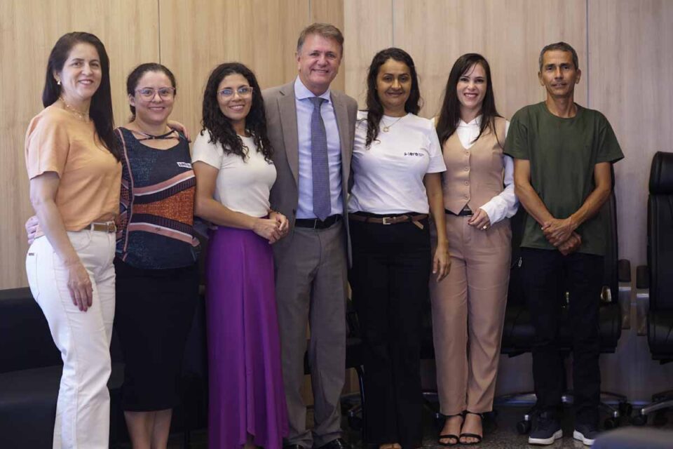 <div style="
                font-size: 18px;
                font-weight: bold;
                color: #0073aa;
                margin-bottom: 5px;
                text-transform: uppercase;
            ">RECONHECIMENTO</div>Luizinho Goebel destaca reconhecimento nacional da educação de Colorado do Oeste em prêmio de excelência