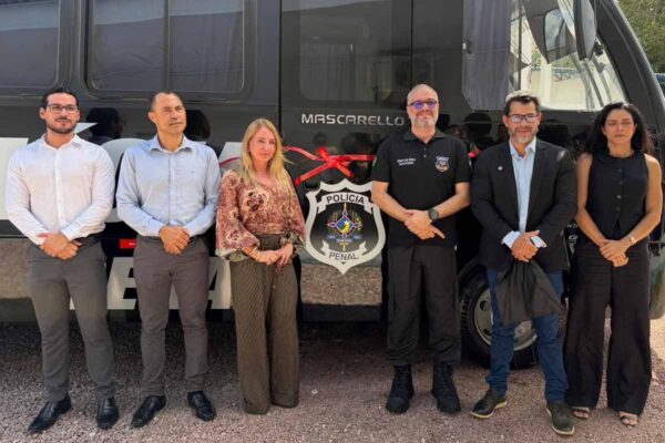 Ieda Chaves acompanha entrega de micro-ônibus de R$ 700 mil para reforçar escoltas da Polícia Penal de Rondônia