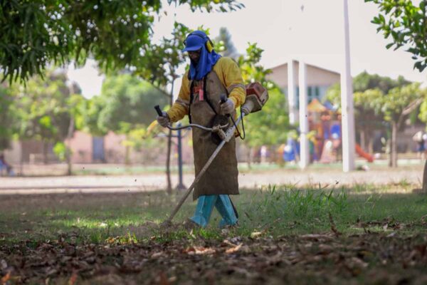 Zona Oeste de Porto Velho ultrapassa 682 mil metros de roçagem e mantém serviços contínuos de limpeza urbana