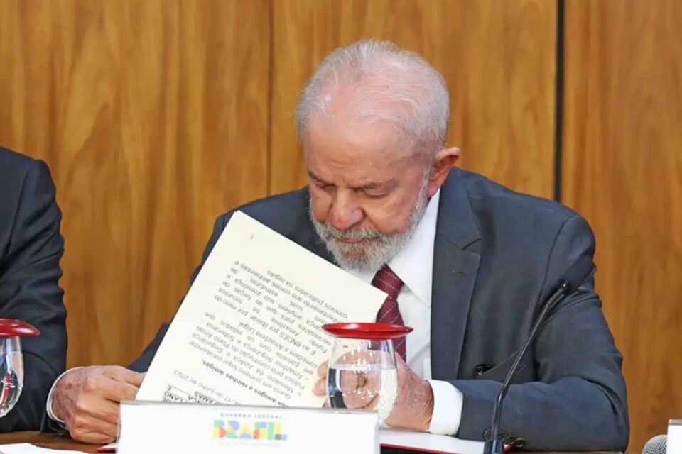<div style="
                font-size: 18px;
                font-weight: bold;
                color: #0073aa;
                margin-bottom: 5px;
                text-transform: uppercase;
            ">EXPERIÊNCIA PROFISSIONAL</div>Lula veta projeto que reconhecia estágio como experiência profissional em concursos públicos