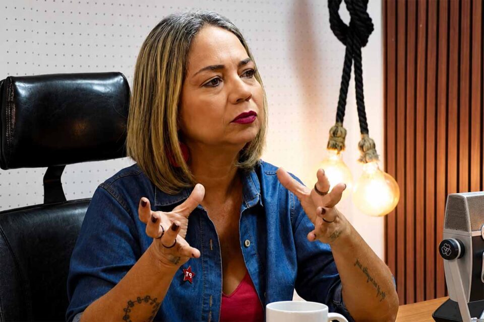 <div style="
                font-size: 18px;
                font-weight: bold;
                color: #0073aa;
                margin-bottom: 5px;
                text-transform: uppercase;
            ">ELEIÇÕES 2026</div>Luciana Oliveira critica bolsonarismo no agro; aponta omissão de Rocha sobre feminicídios e diz que sairia da disputa se Lula pedisse