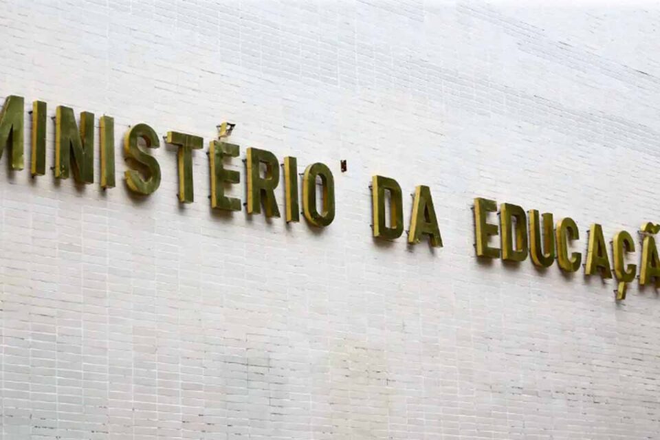 <div style="
                font-size: 18px;
                font-weight: bold;
                color: #0073aa;
                margin-bottom: 5px;
                text-transform: uppercase;
            ">EDUCAÇÃO A DISTÂNCIA</div>MEC aponta desempenho inferior de alunos de licenciatura EAD no Enade 2025