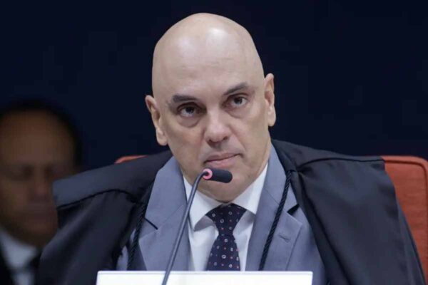 Moraes solicita manifestação da PGR sobre inclusão de Jair e Flávio Bolsonaro em investigação no STF