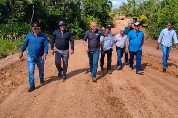Ezequiel Neiva acompanha obras de rebaixamento de morros em estrada rural de Machadinho do Oeste