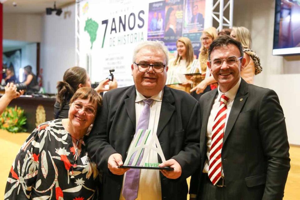 <div style="
                font-size: 18px;
                font-weight: bold;
                color: #0073aa;
                margin-bottom: 5px;
                text-transform: uppercase;
            ">CONDECORADOS</div>Herbert Lins e Coluna Falando Sério, do Rondônia Dinâmica, recebem homenagem da revista Imagine Acredite em Brasília