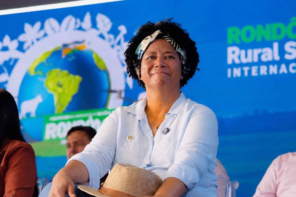<div style="
                font-size: 18px;
                font-weight: bold;
                color: #0073aa;
                margin-bottom: 5px;
                text-transform: uppercase;
            ">MANDATO E RESULTADO</div>Sílvia Cristina defende fortalecimento do campo e cobra respeito ao produtor rural durante Rondônia Rural Show