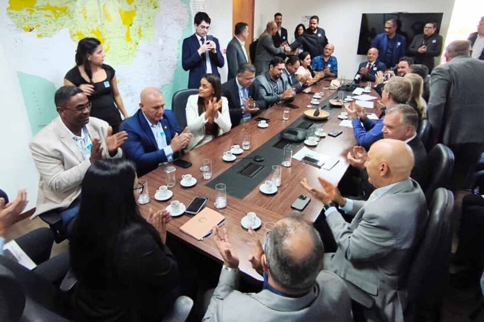 <div style="
                font-size: 18px;
                font-weight: bold;
                color: #0073aa;
                margin-bottom: 5px;
                text-transform: uppercase;
            ">PRODUTORES RURAIS</div>Ezequiel Neiva celebra retirada de interesse da Funai sobre glebas em Rondônia que beneficiam mais de 10 mil famílias