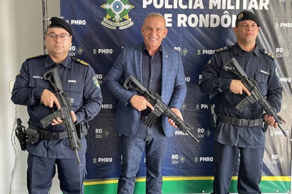 Deputado Ezequiel Neiva entrega fuzis israelenses à Polícia Militar de Vilhena