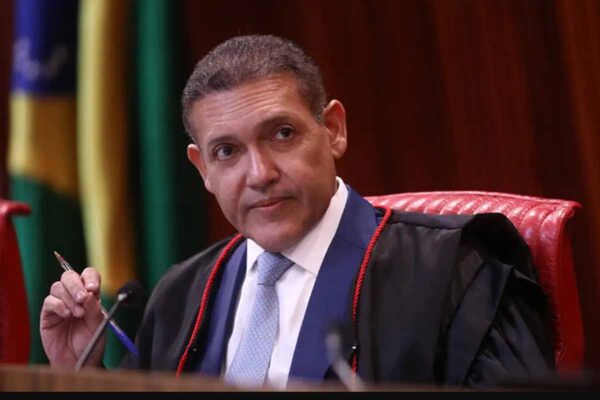 Nunes Marques assume presidência do TSE e terá comando das eleições de 2026