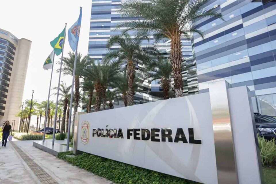 <div style="
                font-size: 18px;
                font-weight: bold;
                color: #0073aa;
                margin-bottom: 5px;
                text-transform: uppercase;
            ">OPERAÇÃO COMPLIANCE ZERO</div>Hacker investigado no caso Banco Master é preso pela PF após ação conjunta com a Interpol em Dubai