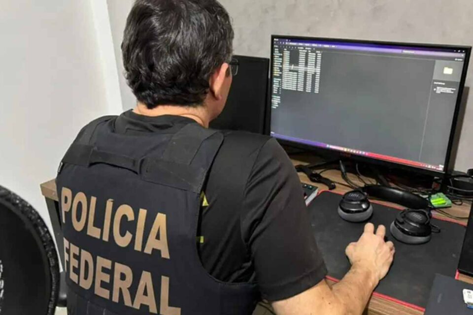 <div style="
                font-size: 18px;
                font-weight: bold;
                color: #0073aa;
                margin-bottom: 5px;
                text-transform: uppercase;
            ">INVESTIGAÇÃO PF</div>PF investiga canal com conteúdo racista em aplicativo de mensagens e cumpre mandado na Paraíba