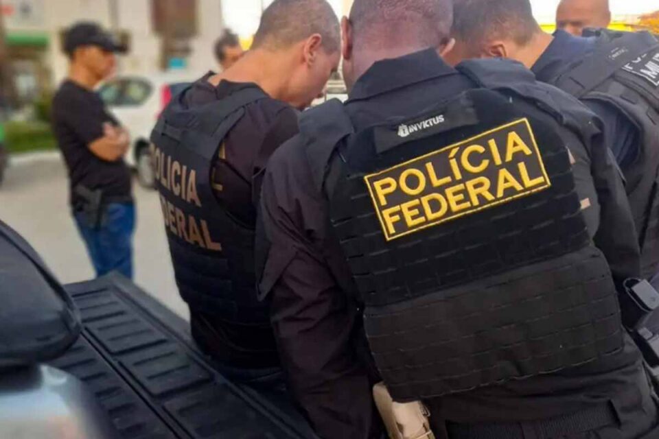 <div style="
                font-size: 18px;
                font-weight: bold;
                color: #0073aa;
                margin-bottom: 5px;
                text-transform: uppercase;
            ">FRAUDE FINANCEIRA</div>PF investiga repasses bilionários da Rioprevidência ao Banco Master em operação no Rio