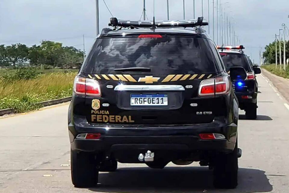 <div style="
                font-size: 18px;
                font-weight: bold;
                color: #0073aa;
                margin-bottom: 5px;
                text-transform: uppercase;
            ">APREENSÃO DE DROGAS</div>Polícia Federal apreende mais de 1 tonelada de maconha em caminhão na SP-310 em Monte Aprazível