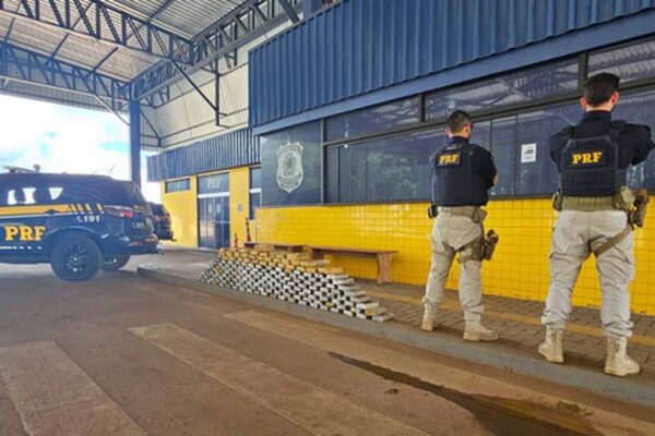 PRF apreende quase 200 kg de drogas escondidas em pneus de caminhão na BR-364 em Vilhena