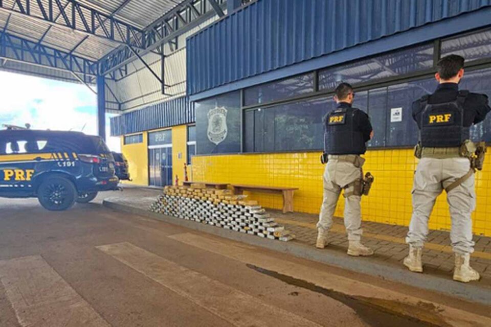<div style="
                font-size: 18px;
                font-weight: bold;
                color: #0073aa;
                margin-bottom: 5px;
                text-transform: uppercase;
            ">APREENSÃO DE DROGAS</div>PRF apreende quase 200 kg de drogas escondidas em pneus de caminhão na BR-364 em Vilhena