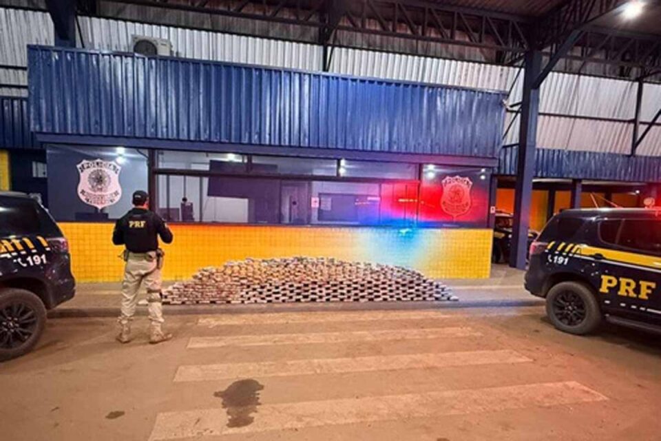 <div style="
                font-size: 18px;
                font-weight: bold;
                color: #0073aa;
                margin-bottom: 5px;
                text-transform: uppercase;
            ">APREENSÃO DE DROGAS</div>PRF apreende mais de 275 kg de drogas e arma durante perseguição na BR-364 em Vilhena
