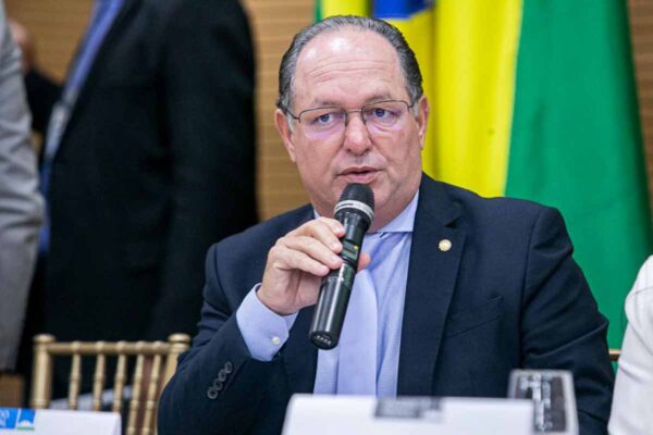 Hospital de Alto Paraíso reduz custos de energia com placas solares e modernização apoiada por Pedro Fernandes