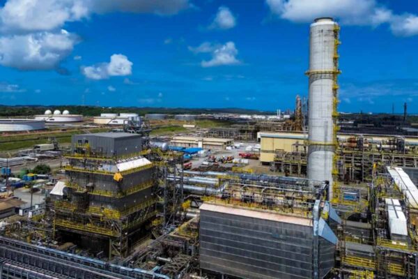 Refinarias da Petrobras operam acima de 100% da capacidade e elevam produção de combustíveis