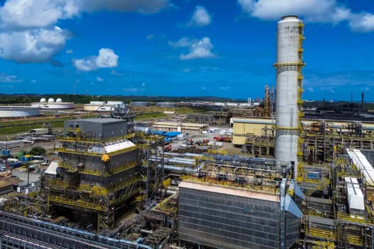 Refinarias da Petrobras operam acima de 100% da capacidade e elevam produção de combustíveis