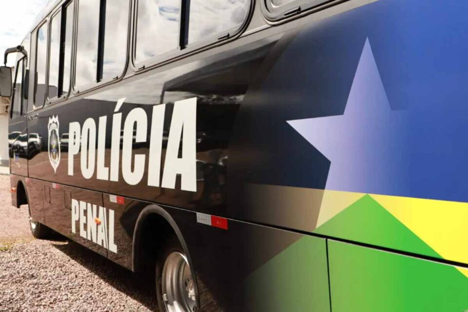 <div style="
                font-size: 18px;
                font-weight: bold;
                color: #0073aa;
                margin-bottom: 5px;
                text-transform: uppercase;
            ">SEGURANÇA PÚBLICA</div>Governo de Rondônia entrega micro-ônibus para reforçar operações da Polícia Penal em Porto Velho