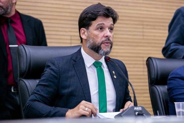 Delegado Camargo protocola projeto na ALE-RO para suspender edital da FHEMERON após questionamentos sobre direitos de pessoas com deficiência