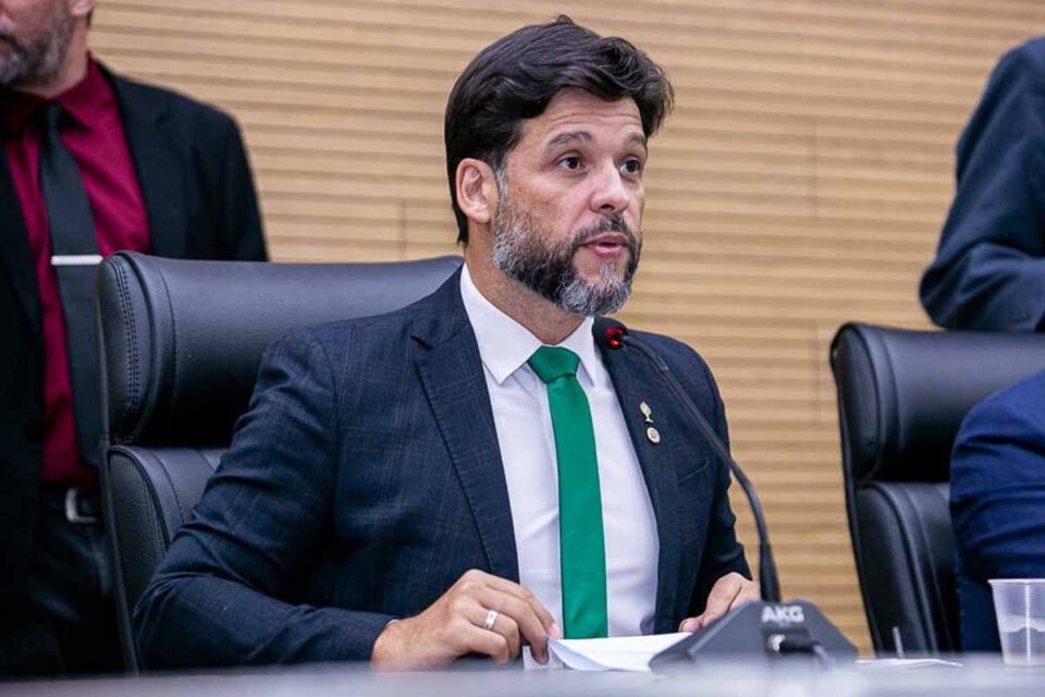 <div style="
                font-size: 18px;
                font-weight: bold;
                color: #0073aa;
                margin-bottom: 5px;
                text-transform: uppercase;
            ">DEFESA DE DIREITOS</div>Delegado Camargo protocola projeto na ALE-RO para suspender edital da FHEMERON após questionamentos sobre direitos de pessoas com deficiência