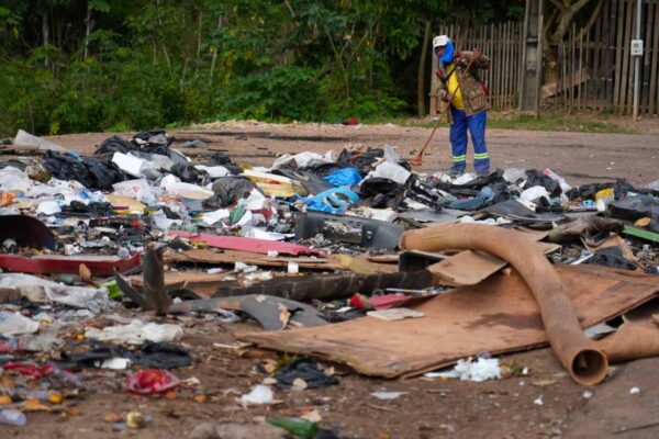 Prefeitura de Porto Velho obriga infrator a retirar entulho descartado irregularmente no Cai N’Água