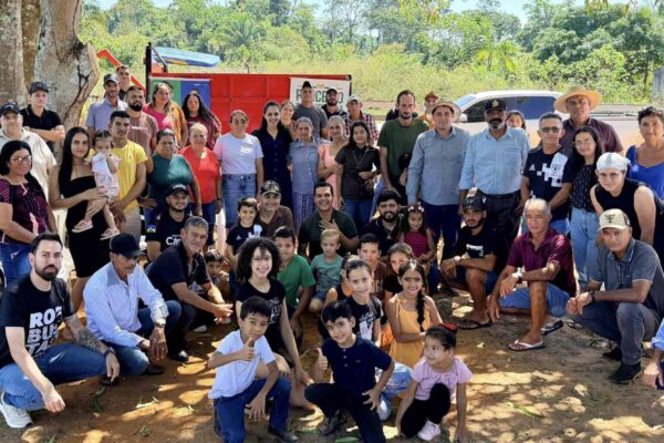 Deputado Cássio Gois entrega carreta basculante para associação rural de Seringueiras