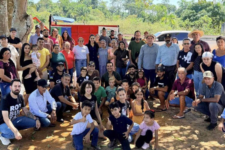 Deputado Cássio Gois entrega carreta basculante para associação rural de Seringueiras