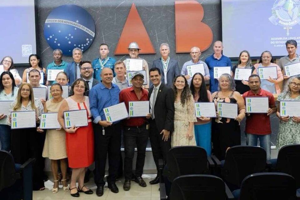 <div style="
                font-size: 18px;
                font-weight: bold;
                color: #0073aa;
                margin-bottom: 5px;
                text-transform: uppercase;
            ">VOTOS DE LOUVOR</div>Assembleia Legislativa de Rondônia homenageia agentes de saúde e lideranças durante sessão solene