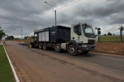 Prefeitura de Porto Velho recupera caminhão de microrevestimento e acelera serviços de asfalto