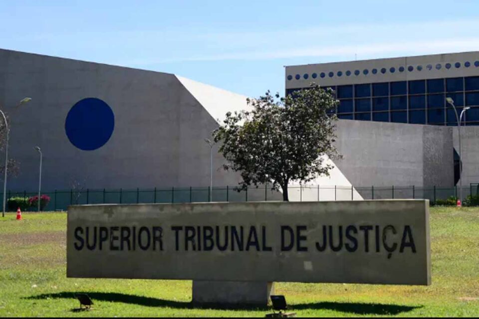 <div style="
                font-size: 18px;
                font-weight: bold;
                color: #0073aa;
                margin-bottom: 5px;
                text-transform: uppercase;
            ">FRAUDE PROCESSUAL</div>STJ instaura investigação sobre uso de inteligência artificial em tentativas de fraude processual