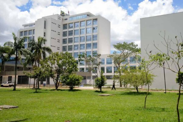 PM desocupa reitoria da USP após ocupação estudantil; DCE relata feridos durante ação
