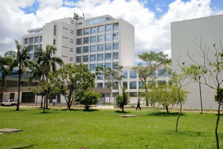 PM desocupa reitoria da USP após ocupação estudantil; DCE relata feridos durante ação