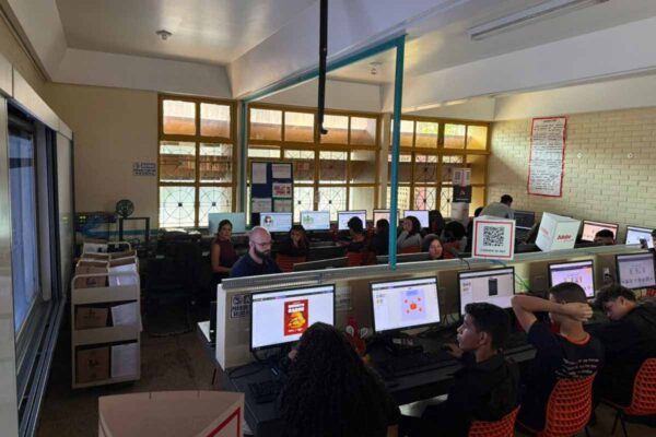 Workshop de tecnologia leva ferramentas digitais e IA a estudantes do Baixo Madeira em Rondônia