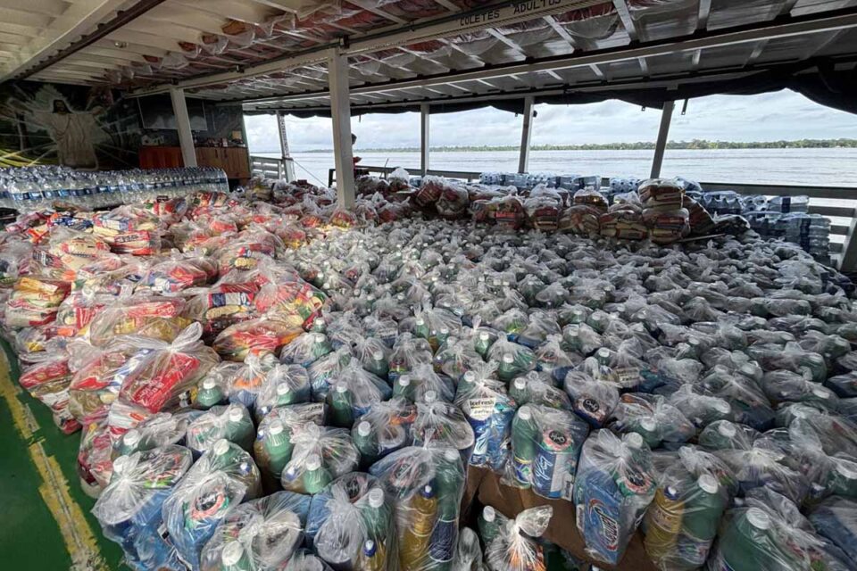 <div style="
                font-size: 18px;
                font-weight: bold;
                color: #0073aa;
                margin-bottom: 5px;
                text-transform: uppercase;
            ">AJUDA HUMANITÁRIA</div>Prefeitura de Porto Velho leva 5,7 toneladas de alimentos a comunidades do Baixo Madeira