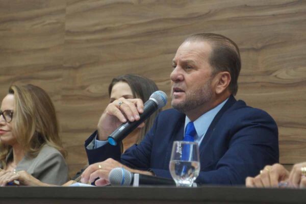 Deputado Cirone Deiró homenageia 200 personalidades durante sessão solene da Assembleia Legislativa em Cacoal