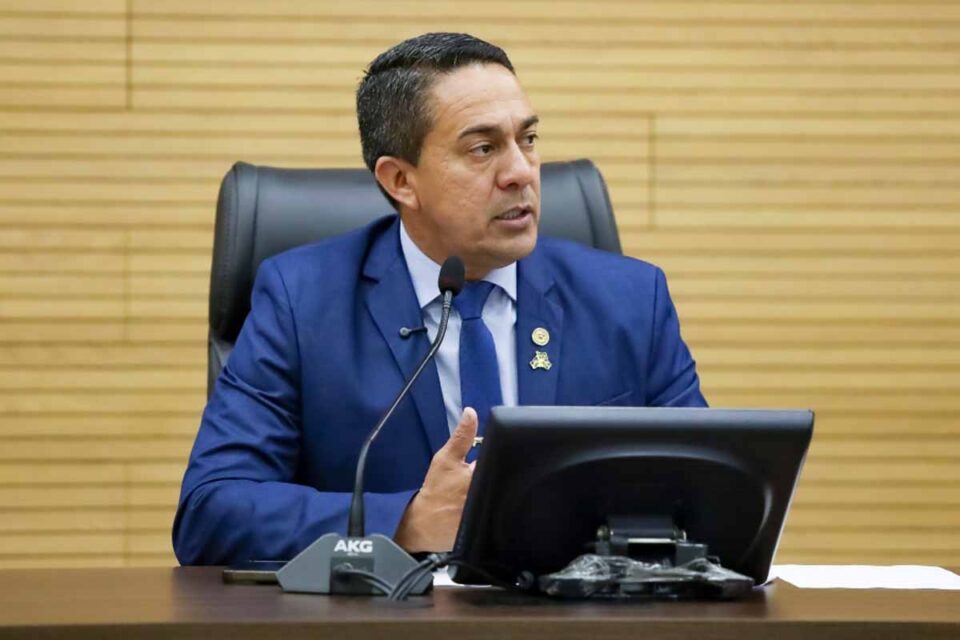 <div style="
                font-size: 18px;
                font-weight: bold;
                color: #0073aa;
                margin-bottom: 5px;
                text-transform: uppercase;
            ">TECNOLOGIA NO CAMPO</div>Emenda de Eyder Brasil garante plantadeira de alta tecnologia para fortalecer agricultura familiar em Ariquemes