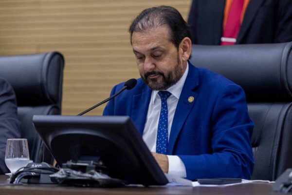 R$ 2,5 milhões já estão disponíveis para reforma de escola em Alvorada do Oeste, confirma Laerte Gomes