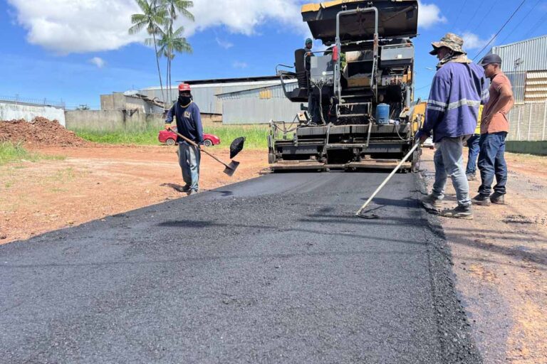 Rua Argentina recebe drenagem e novo asfalto para reduzir alagamentos no bairro Embratel, em Porto Velho