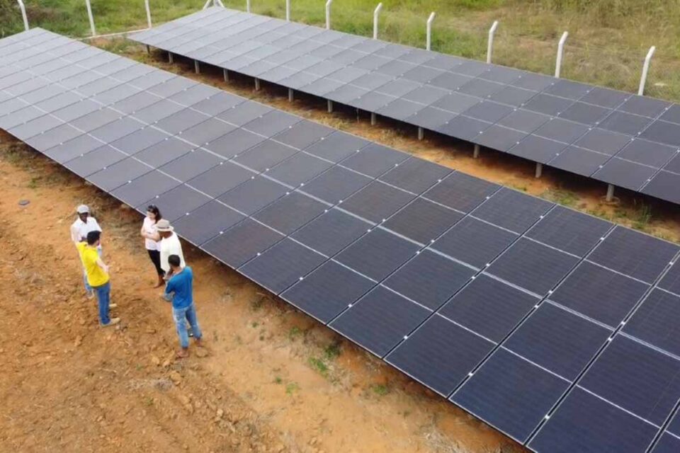 <div style="
                font-size: 18px;
                font-weight: bold;
                color: #0073aa;
                margin-bottom: 5px;
                text-transform: uppercase;
            ">ENERGIA LIMPA</div>Energia solar reduz custos de produtores rurais e fortalece agricultura familiar em Vilhena