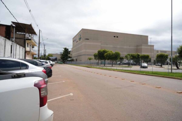 Estacionamento em 45 graus completa um ano e melhora mobilidade no entorno do shopping em Porto Velho