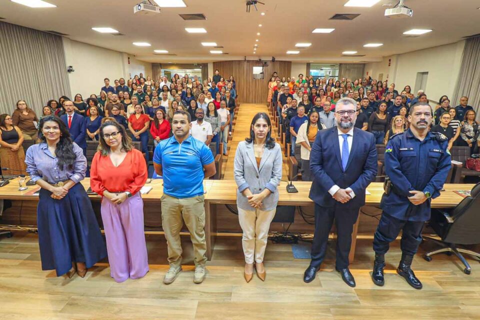 <div style="
                font-size: 18px;
                font-weight: bold;
                color: #0073aa;
                margin-bottom: 5px;
                text-transform: uppercase;
            ">ESCOLA QUE PROTEGE</div>MPRO reúne mais de 1,3 mil participantes em ação integrada para reforçar segurança nas escolas de Rondônia