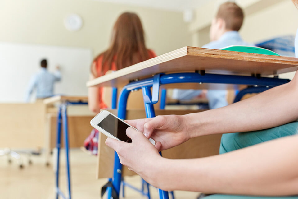 <div style="
                font-size: 18px;
                font-weight: bold;
                color: #0073aa;
                margin-bottom: 5px;
                text-transform: uppercase;
            ">CELULARES NAS ESCOLAS</div>MPRO abre fiscalização sobre uso de celulares em escolas públicas e privadas de Porto Velho