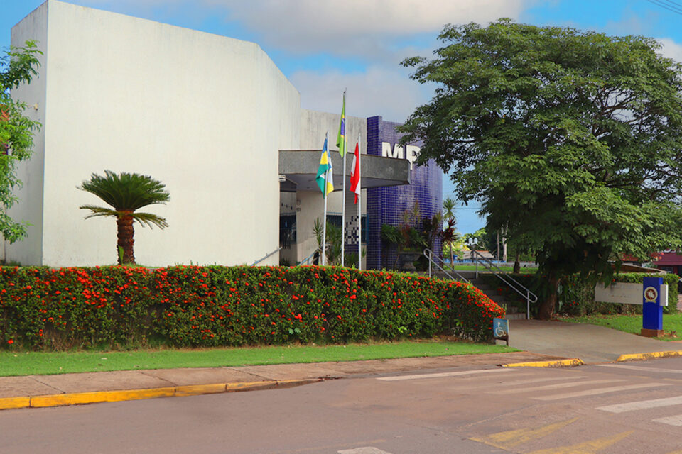 <div style="
                font-size: 18px;
                font-weight: bold;
                color: #0073aa;
                margin-bottom: 5px;
                text-transform: uppercase;
            ">HOMICÍDIO QUALIFICADO</div>MPRO obtém condenação de mandante de homicídio qualificado a 14 anos em Espigão do Oeste