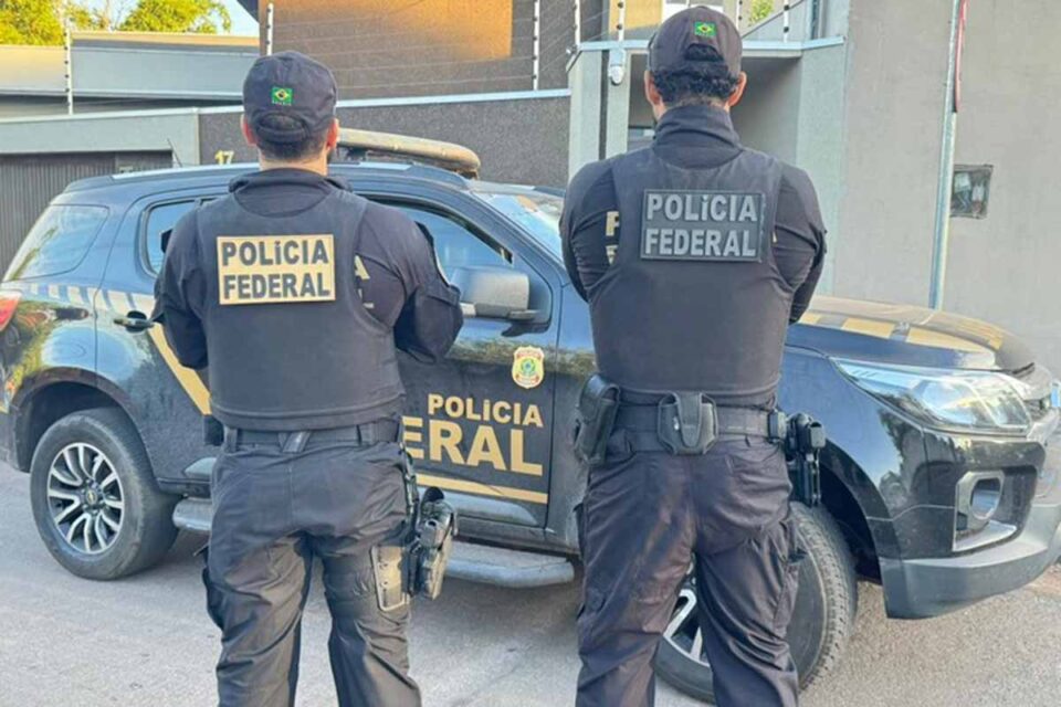 <div style="
                font-size: 18px;
                font-weight: bold;
                color: #0073aa;
                margin-bottom: 5px;
                text-transform: uppercase;
            ">INVESTIGAÇÃO FEDERAL</div>PF cumpre mandados em Rondônia e Mato Grosso em investigação sobre movimentação de R$ 229 milhões