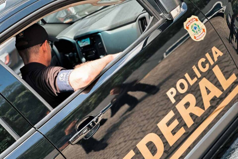 <div style="
                font-size: 18px;
                font-weight: bold;
                color: #0073aa;
                margin-bottom: 5px;
                text-transform: uppercase;
            ">ESTUPRO DE VULNERÁVEL</div>Polícia Federal prende três foragidos por estupro de vulnerável em Rondônia e Amazonas