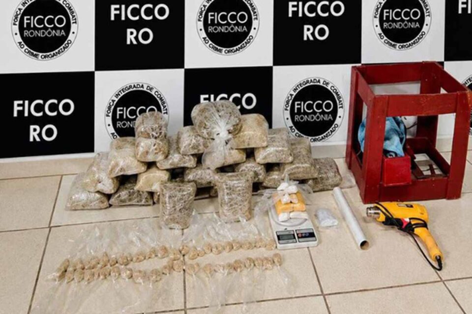 <div style="
                font-size: 18px;
                font-weight: bold;
                color: #0073aa;
                margin-bottom: 5px;
                text-transform: uppercase;
            ">OPERAÇÃO ALQUIMIA</div>FICCO apreende mais de 22 kg de drogas e prende quatro suspeitos em Porto Velho