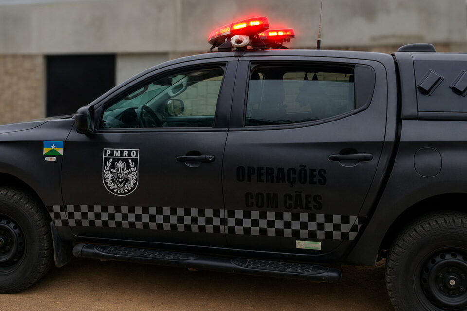<div style="
                font-size: 18px;
                font-weight: bold;
                color: #0073aa;
                margin-bottom: 5px;
                text-transform: uppercase;
            ">OPERAÇÃO POLICIAL</div>Operação integrada entre PM e Polícia Civil apreende armas e veículo roubado em Ji-Paraná
